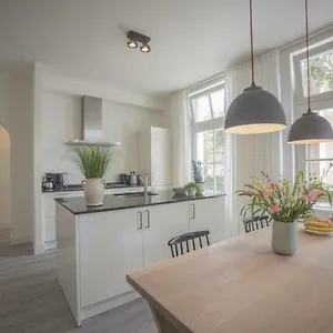 Luxury Upstairs & Downstairs Apartment
